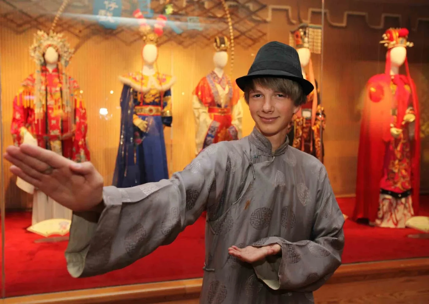 V rámci volného programu nechyběla návštěva muzea, ve kterém si mohli mladí folkloristé vyzkoušet i tradiční taiwanské oděvy.
