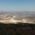 Pohled do údolí z přírodní rezervace, kde měl žít prorok Eliáš a utkat se s falešnými bohy baaly