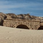 Nádherná pláž v Caesarea s pohledem na Aquaduct