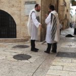 O židovském svátku Jom Kipur nenosí ortodoxní židé z důvodu pokory kožené věci, proto jich bylo možné v ulicích Jeruzaléma vidět více zcela bez bot.