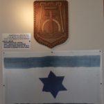 Vlajka Izraele, kterou vojáci namalovali na bílé tričko