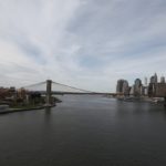 Pohled z Manhattan Bridge na Brooklyn Bridge.