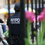 Na pořádek v ulicích New Yorku dohlíželi policisté.