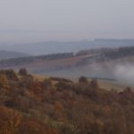 Nad Suchovem se mně naskytl takovýto pohled do údolí se zbytkem mlhy...