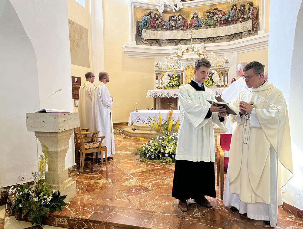První mši sv. od 8 hodin ráno sloužil spirituál Kněžského semináře v Olomouci P. Vladimír Schmidt.