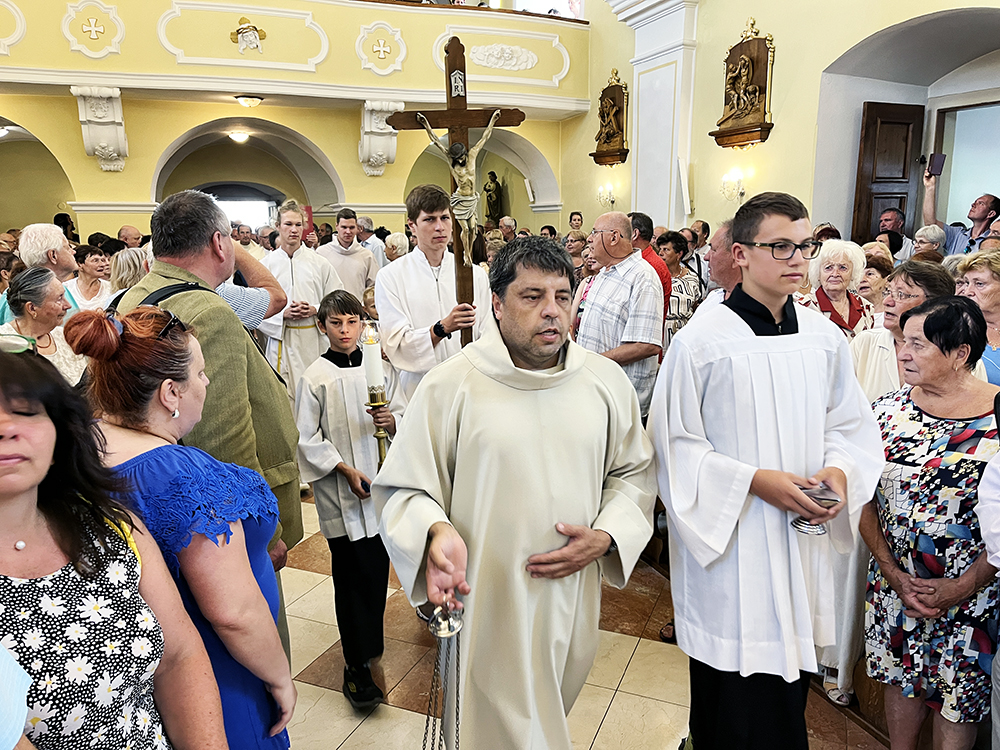 Začátek děkovné mše sv. za padesát let blatnického kaplana P. Jindřicha Peřiny.