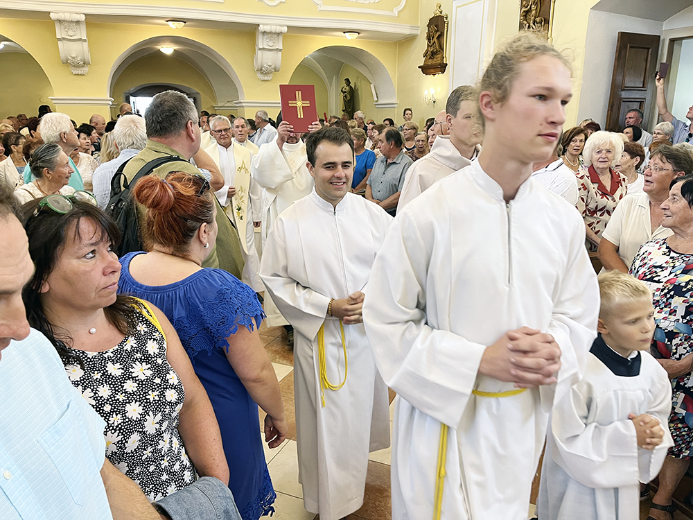 Začátek děkovné mše sv. za padesát let blatnického kaplana P. Jindřicha Peřiny.
