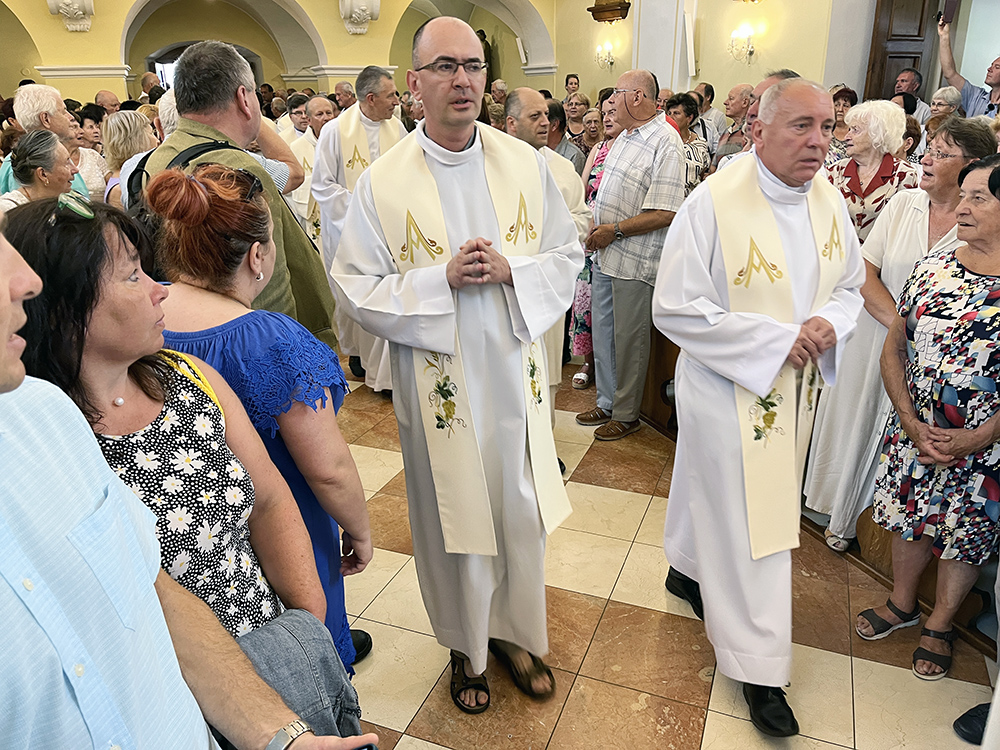 Začátek děkovné mše sv. za padesát let blatnického kaplana P. Jindřicha Peřiny.