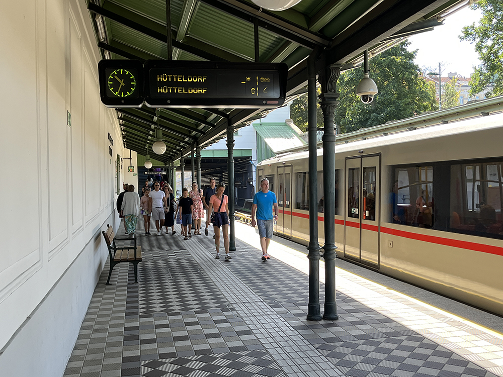 Zastávka Schönbrunn - jede se směr Hütledorf, kde dlouhé roky pracoval můj milý švagr Bernd.
