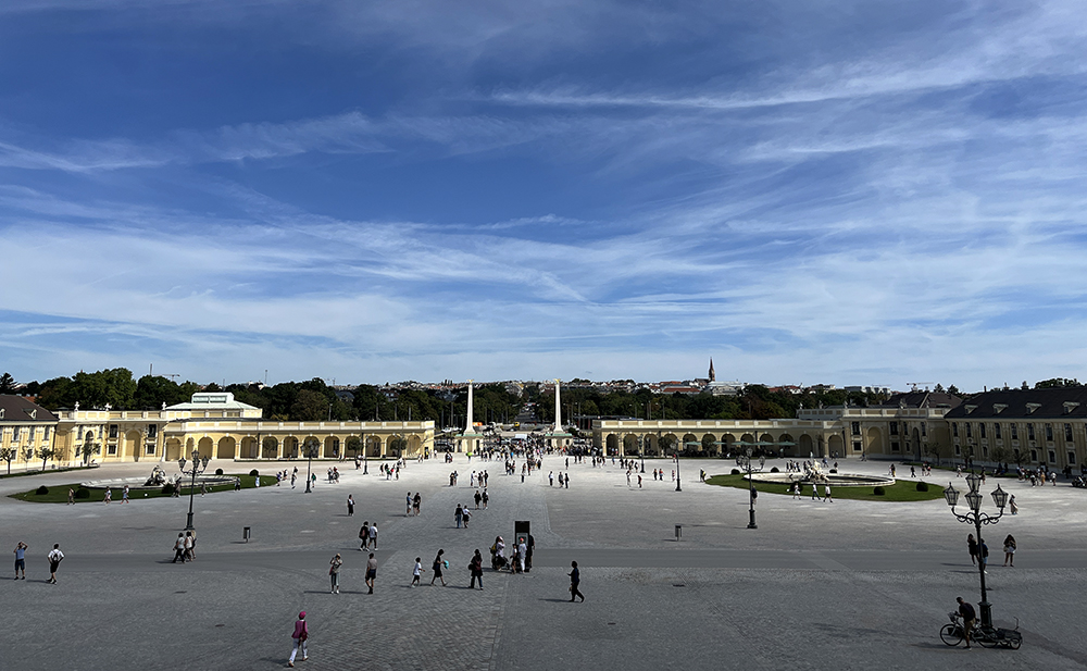 Prostranství před zámkem Schönbrunn je obrovské.