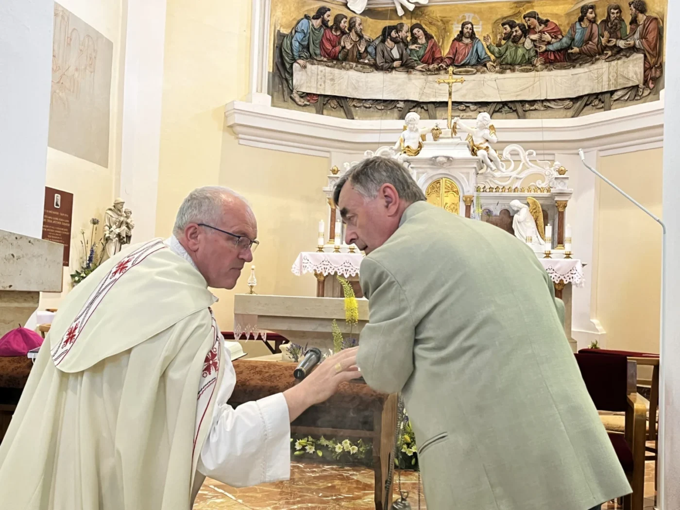 Arcibiskup Josef Nuzík a strážce kaple Ladislav Bachan z Blatnice pod Svatým Antonínkem.