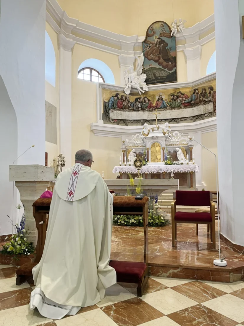 Adoraci vedl olomoucký arcibiskup Josef Nuzík.