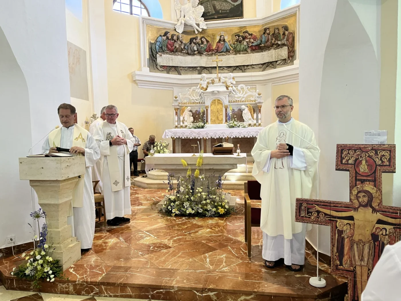 Veselského děkana P. Bystrzyckého (vpravo) přivítal blatnický farář P. František Král (vlevo).