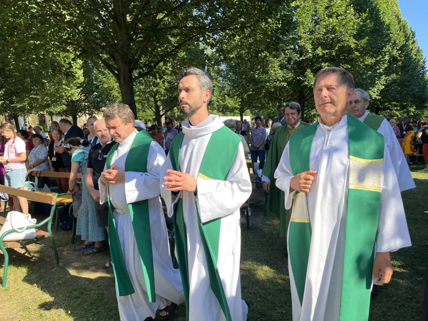 Za oltářem i při svátostech smíření sloužili kněží z olomoucké i brněnské diecéze. 
