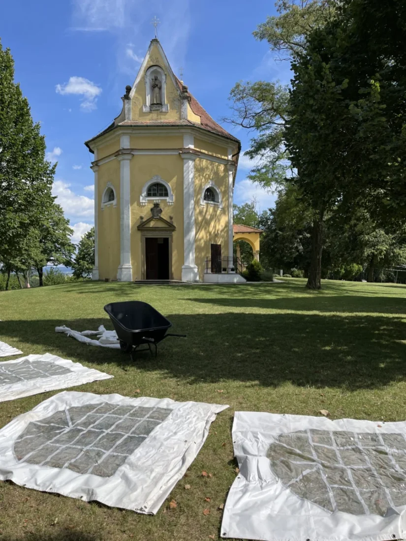 V pátek se na Antonínku uklízely kromě kaple a toalet i stany.