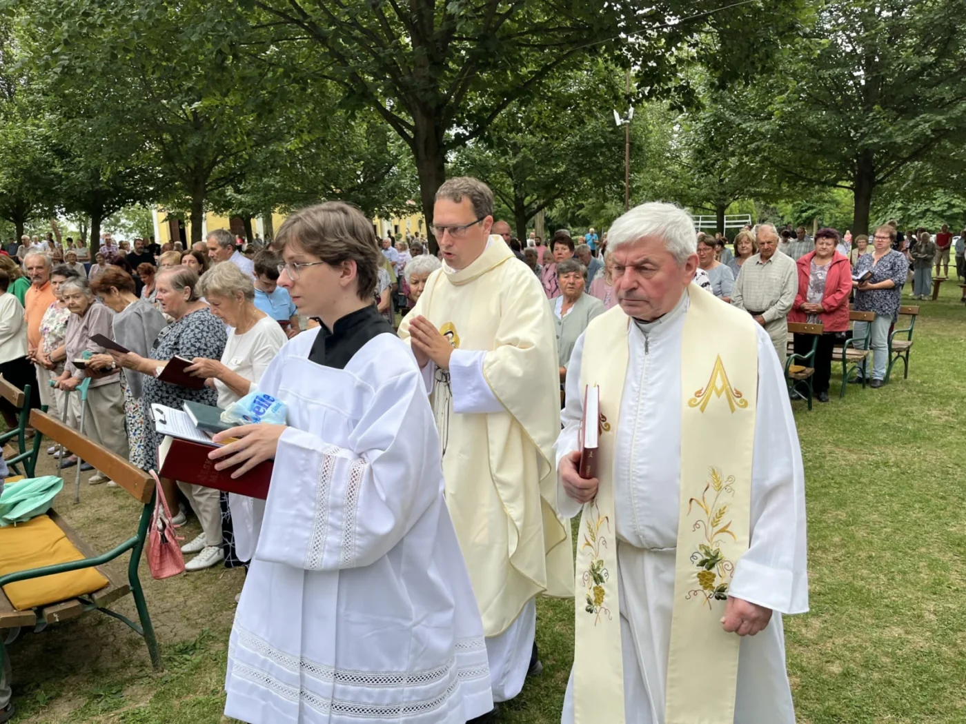 Mši svatou celebroval novokněz P. Antonín Uhlíř (uprostřed).