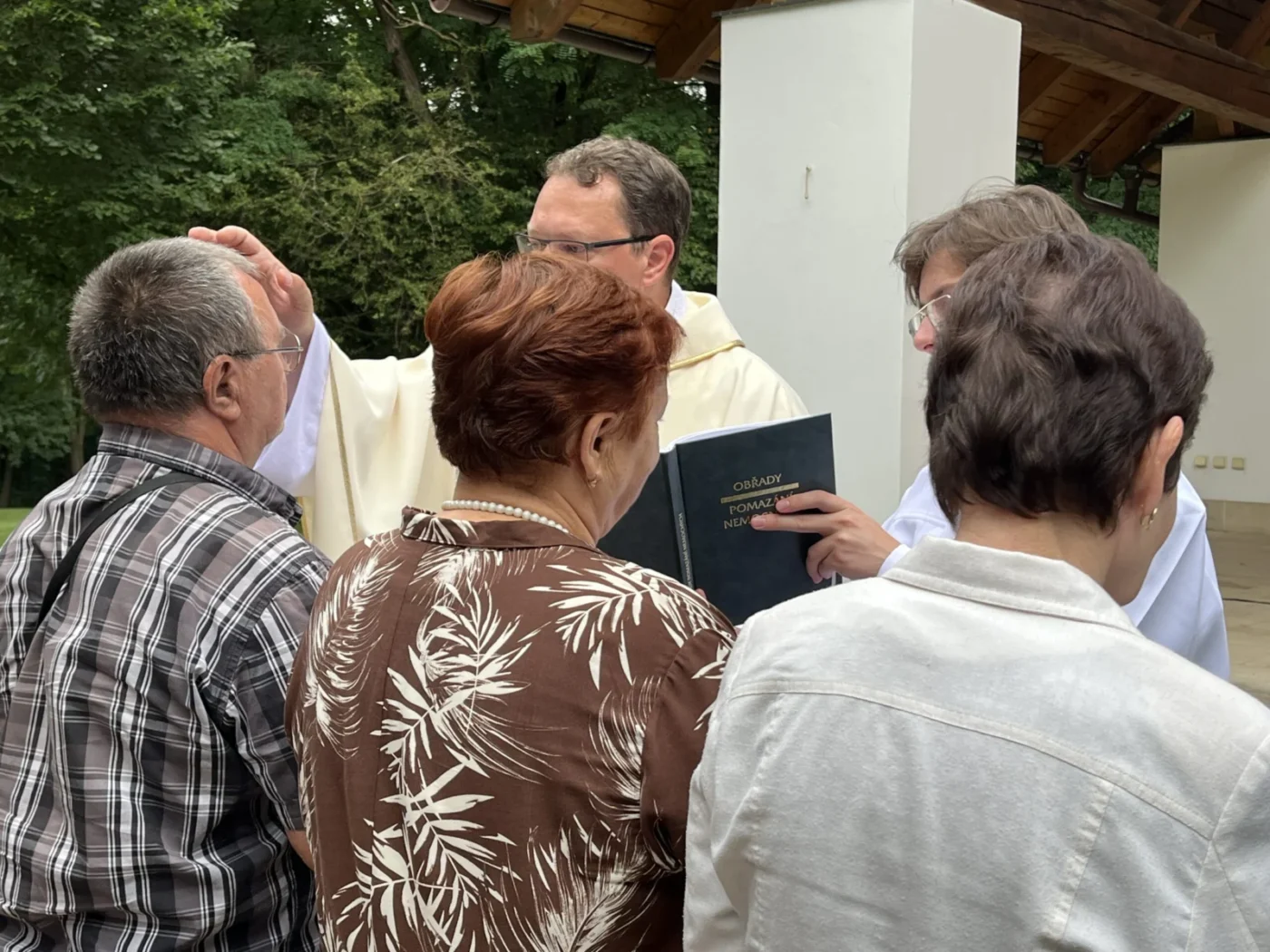 Během mše kněží udíleli zájemcům pomazání nemocných.