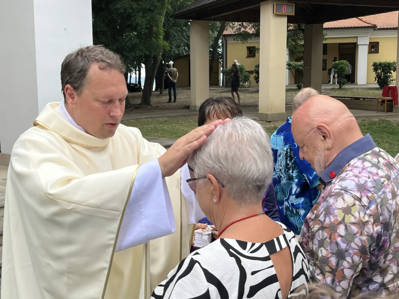 Po mši svaté udílel P. Antonín Uhlíř novokněžské požehnání.