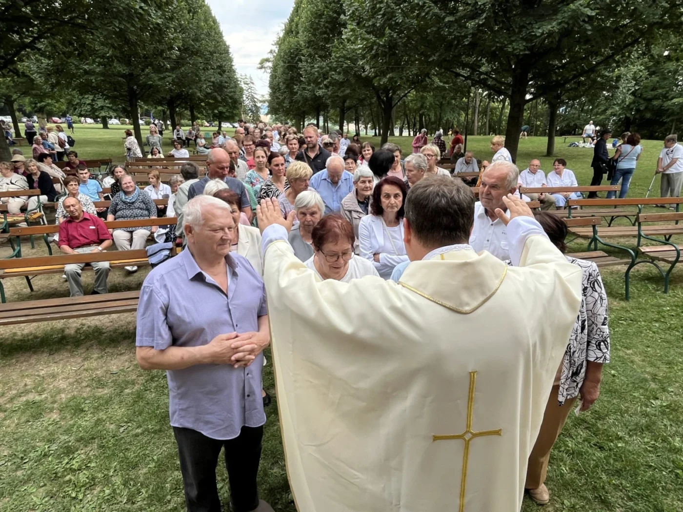 Po mši svaté udílel P. Antonín Uhlíř novokněžské požehnání.