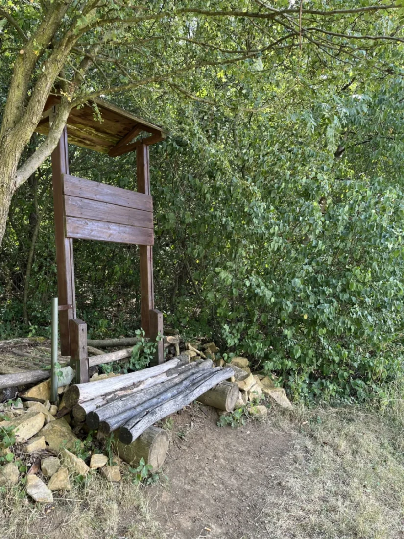 Lavička nedaleko bunkru nabízí krásný výhled do krajiny v údolí. 