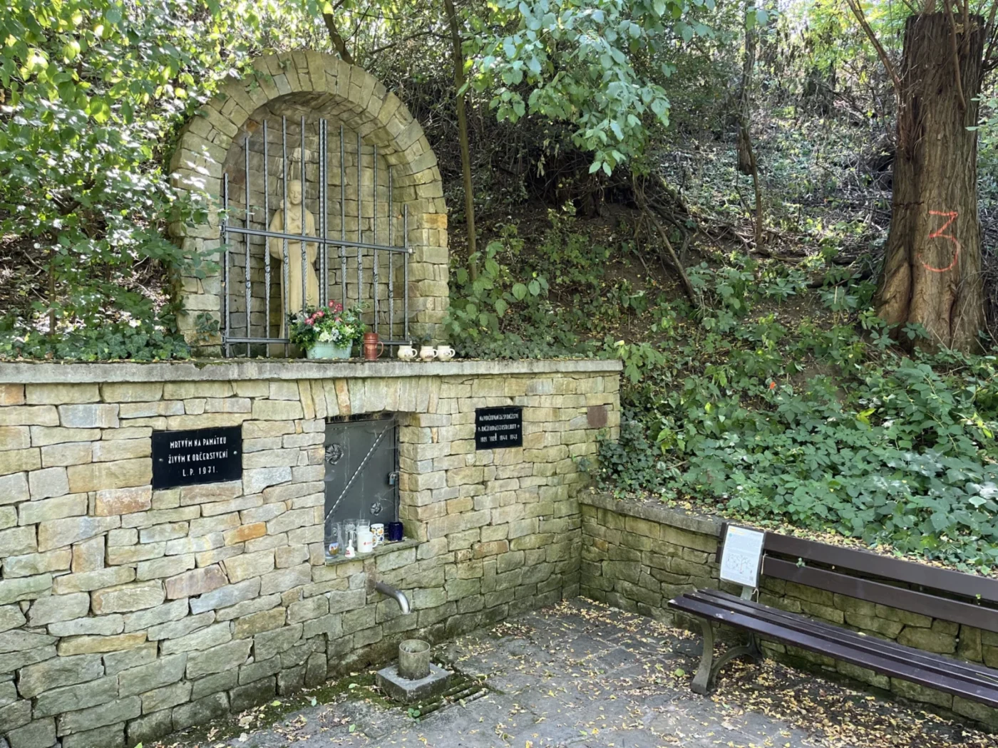 Studánka je zde vyschlá stejně jako na Antonínku. 