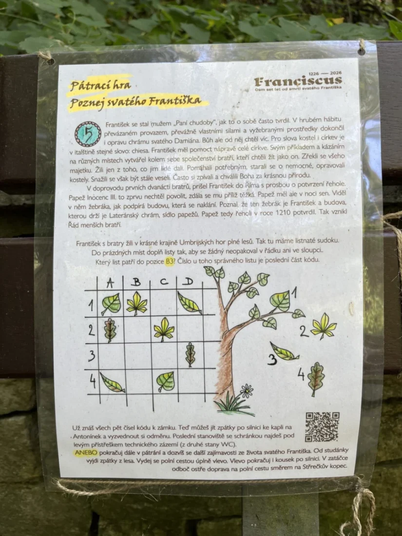 Jedno ze zastavení pátrací akce Poznej svatého Františka je nedaleko studánky. 