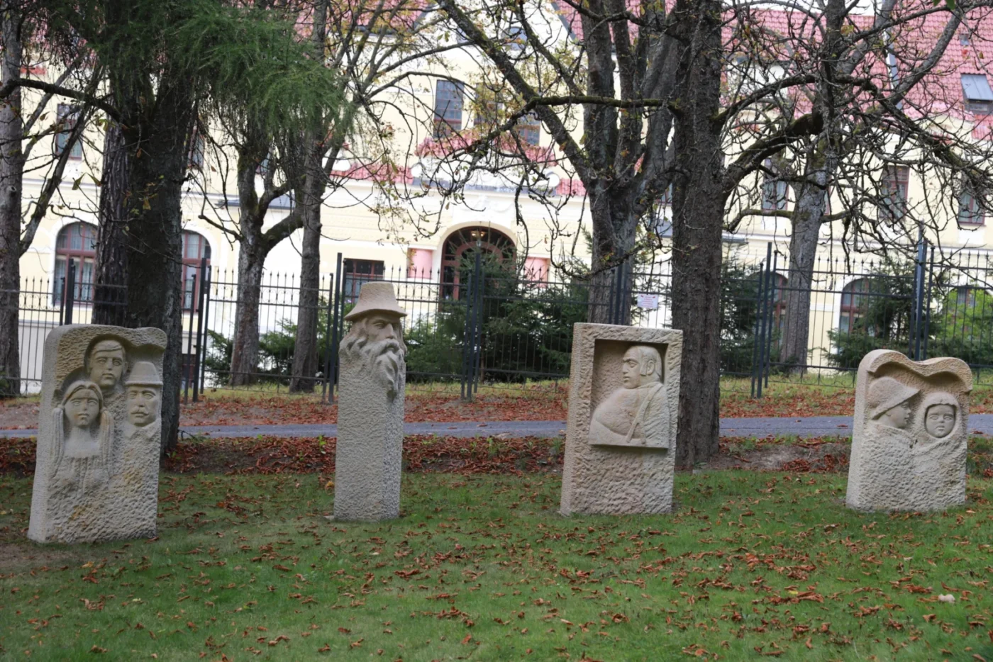 V parčíku před hotelem je sochařský pohádkový ráj.