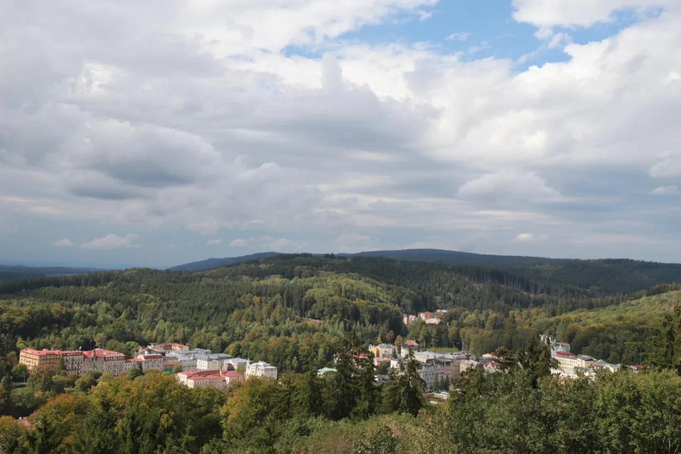 Pohledy z rozhledny Hamelika na Mariánské Lázně.