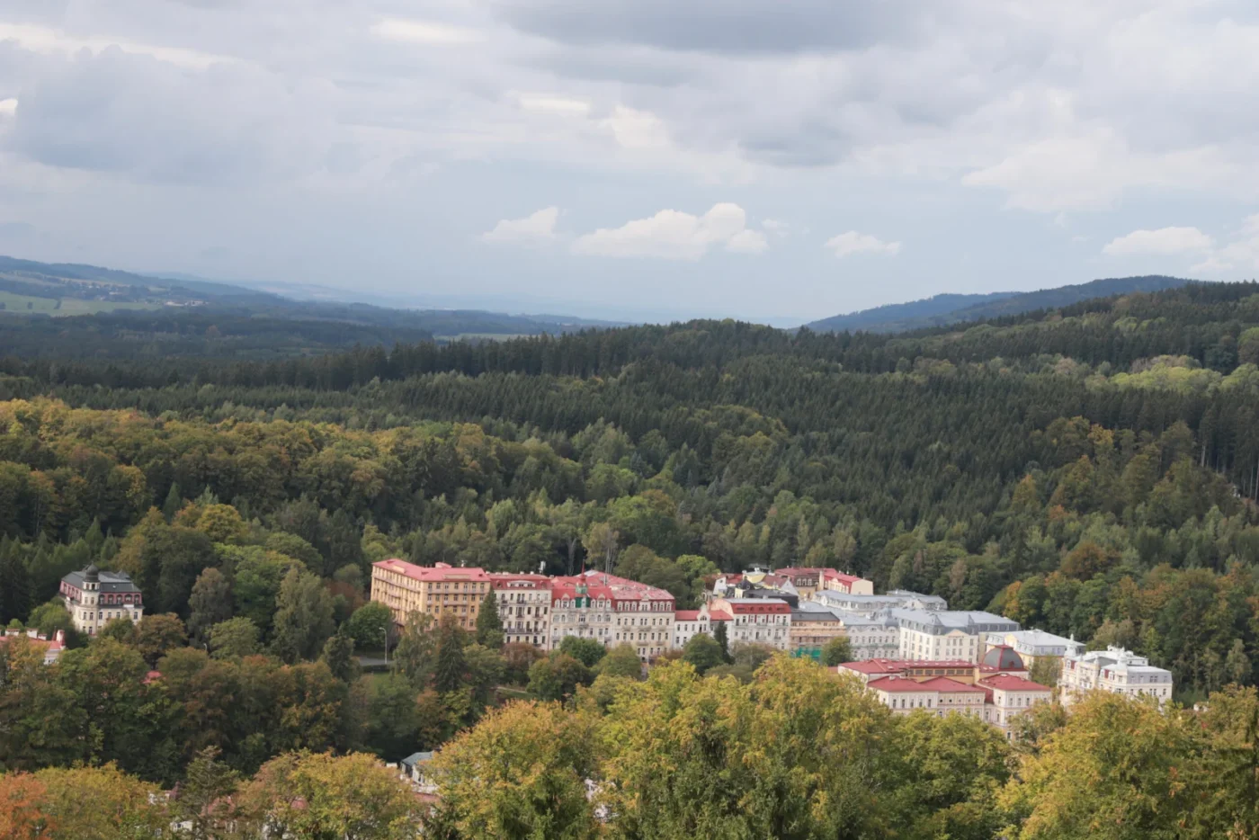 Pohledy z rozhledny Hamelika na Mariánské Lázně.