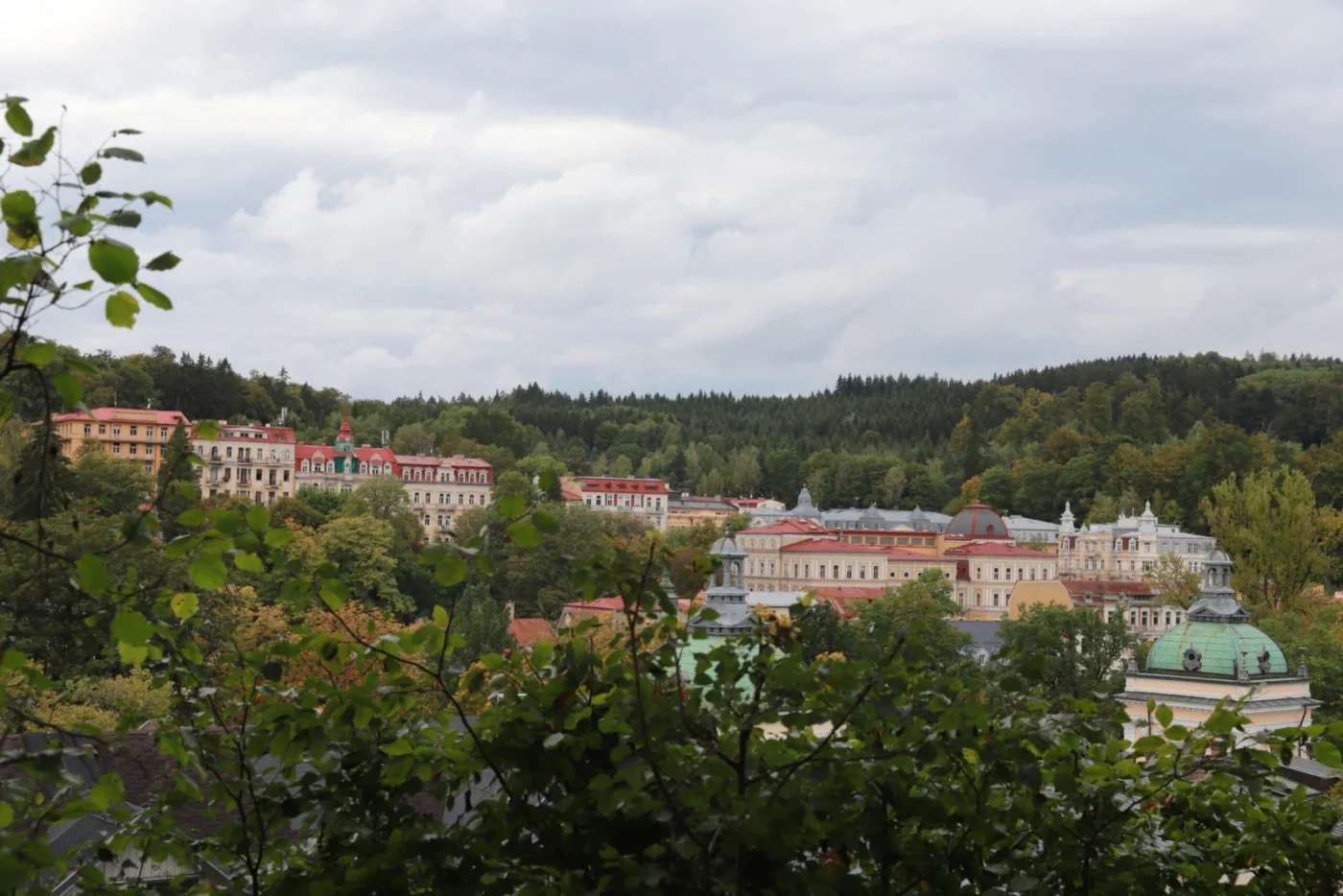 Pohledy z rozhledny Hamelika na Mariánské Lázně.