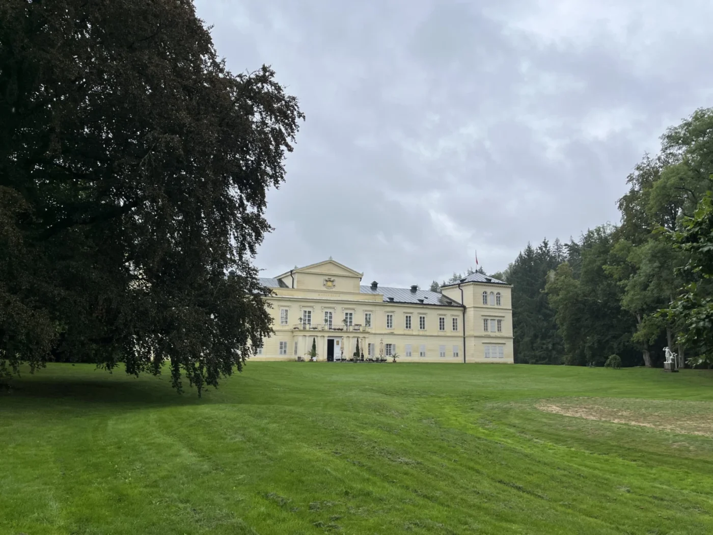 Anglický park má rozlohu téměř 100 hektarů, patří k největším v zemi a jsou v něm rybníky, vyhlídkové altány i novogotická kaple.