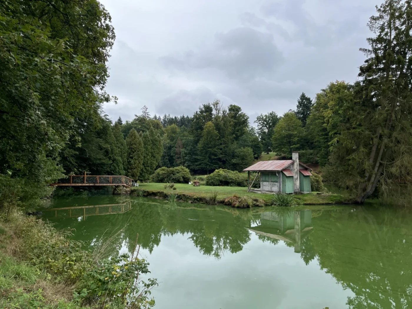Anglický park má rozlohu téměř 100 hektarů, patří k největším v zemi a jsou v něm rybníky, vyhlídkové altány i novogotická kaple.