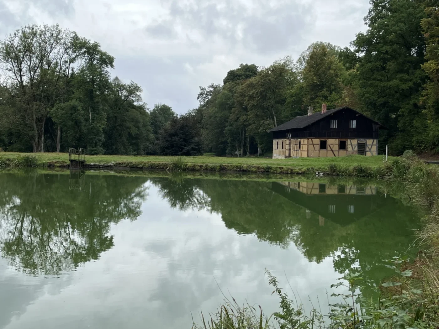 Anglický park má rozlohu téměř 100 hektarů, patří k největším v zemi a jsou v něm rybníky, vyhlídkové altány i novogotická kaple.