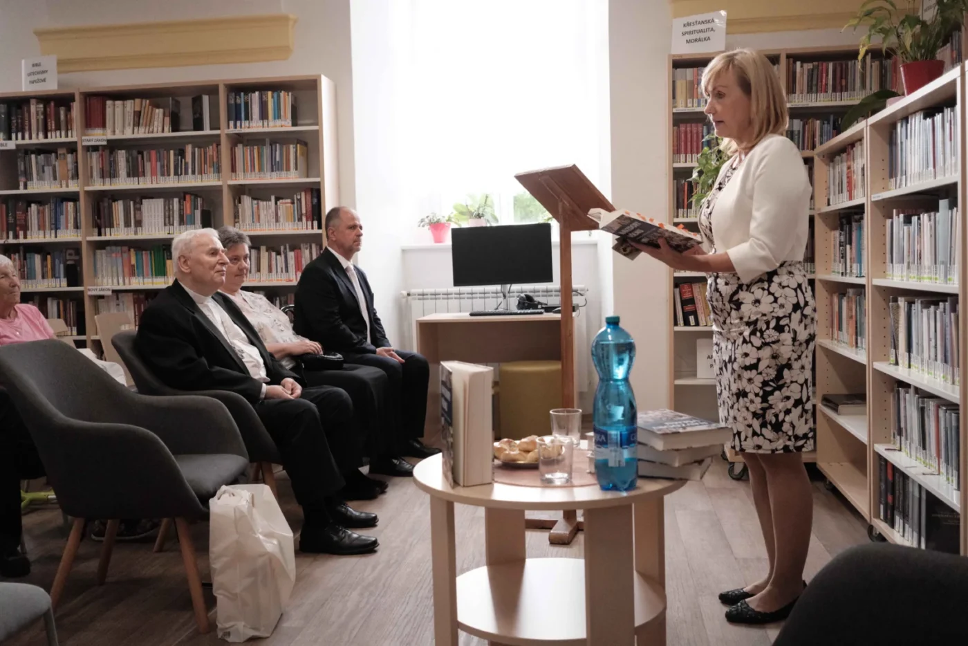 Vedoucí knihovny Lenka Klašková přečetla několik úryvků z rozhovorů. Foto: Vladimír Bimka