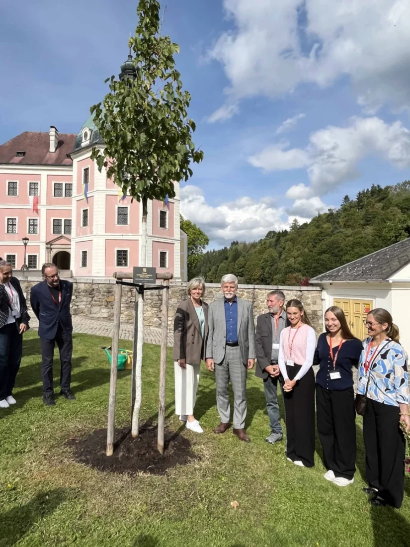 Společné foto prezidentského páru s rodinou kastelána u lísky.