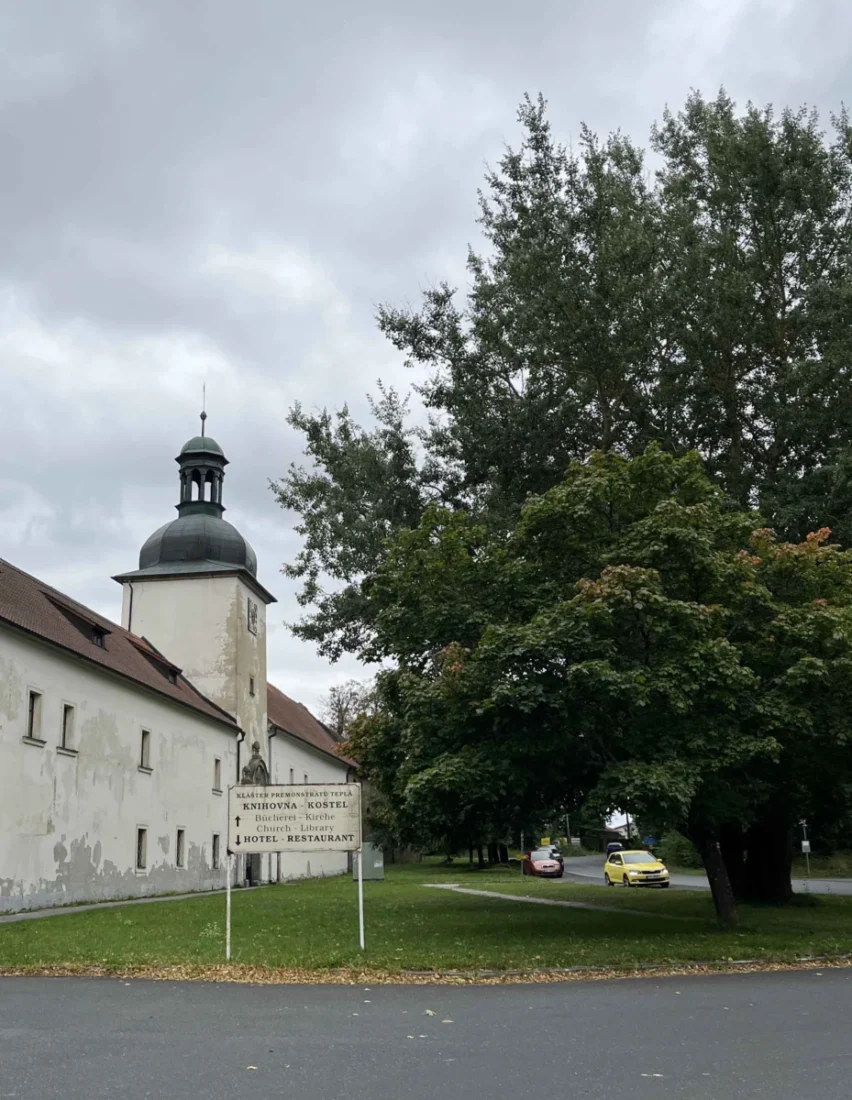 Vstup z parkoviště do areálu kláštera Teplá moc lákavě nevypadal.