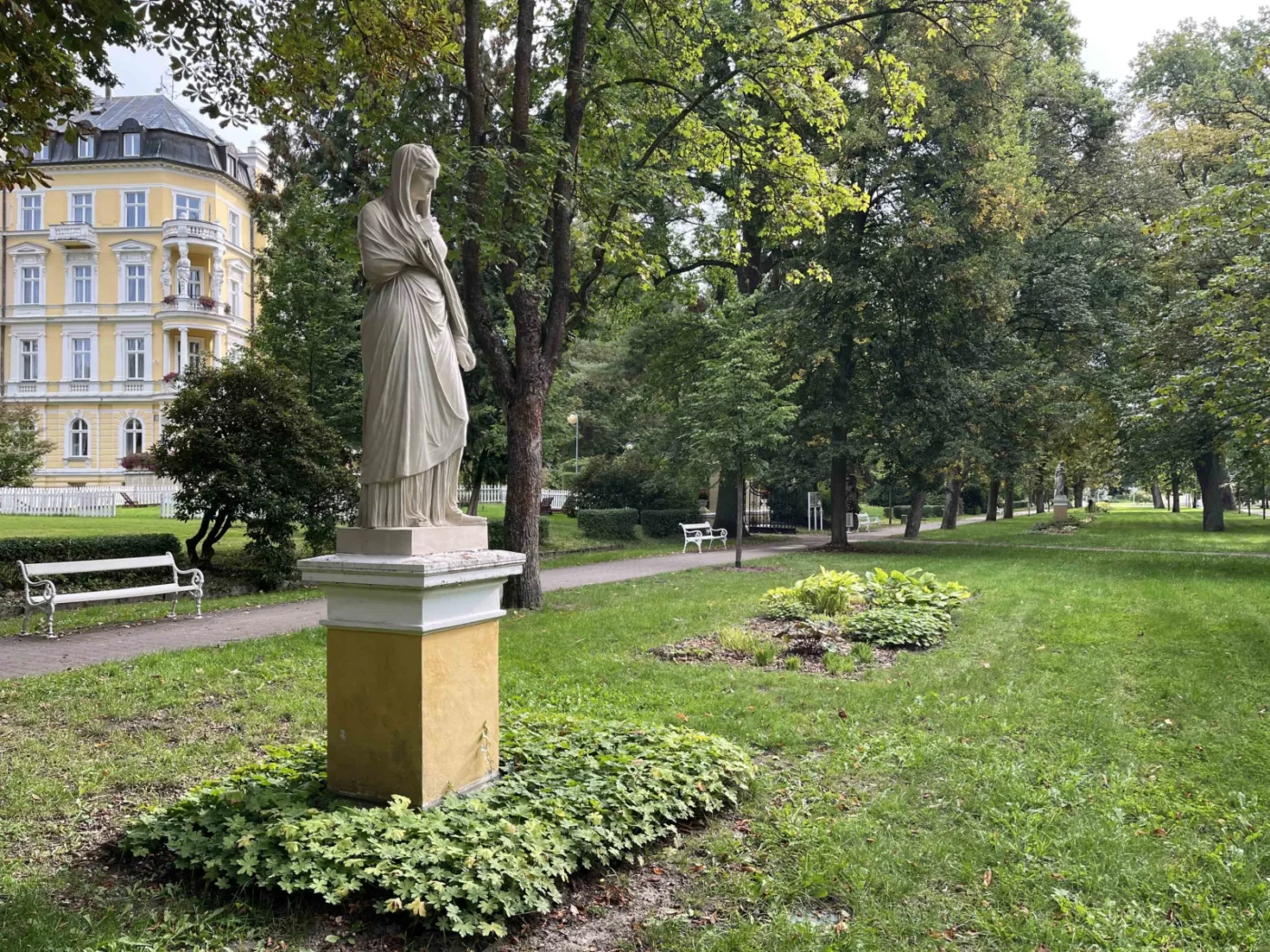 Krásné parky vybízí k procházkám a lavičky k odpočinku.