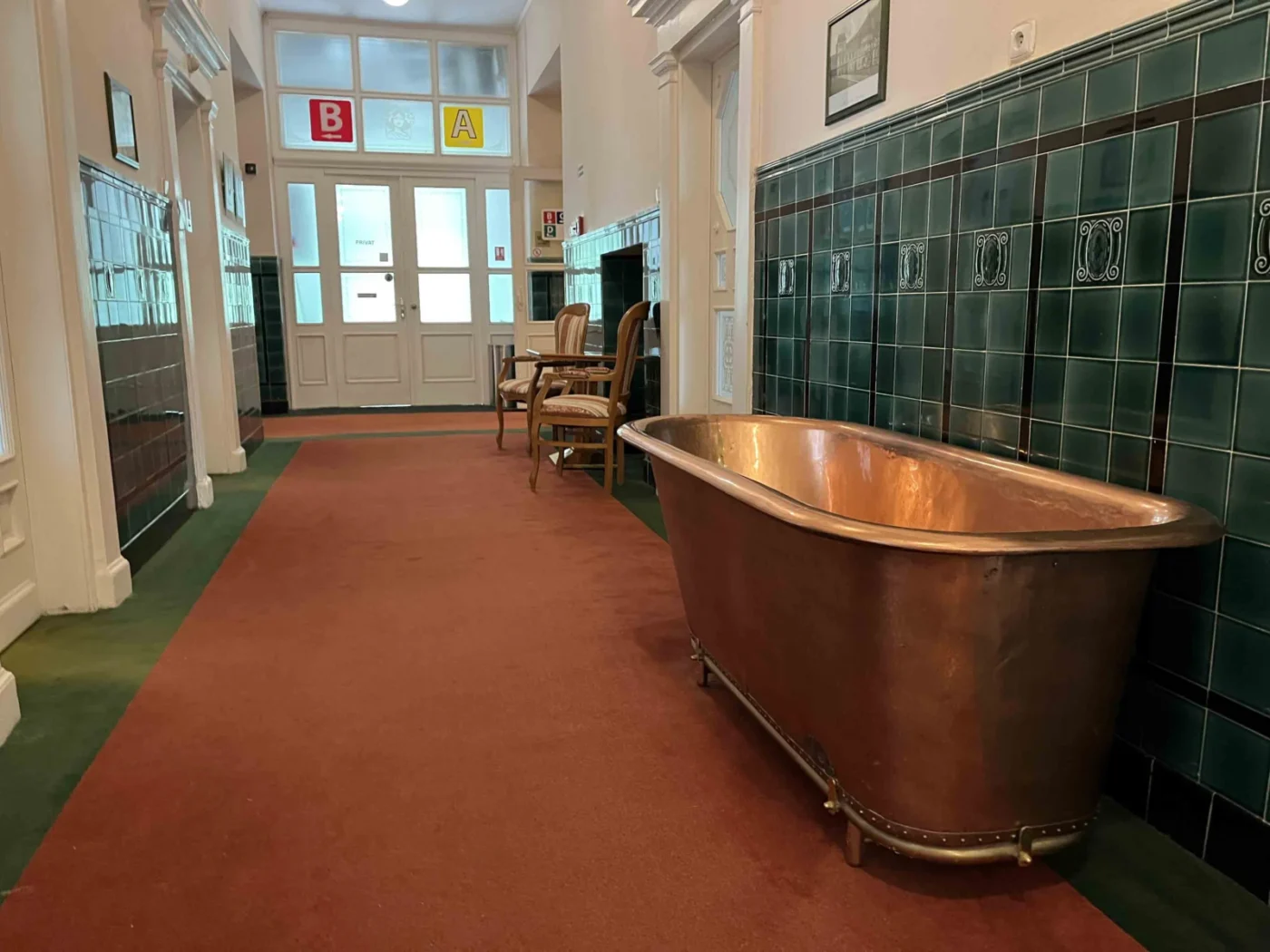 Na chodbě hotelu Centrální lázně. 