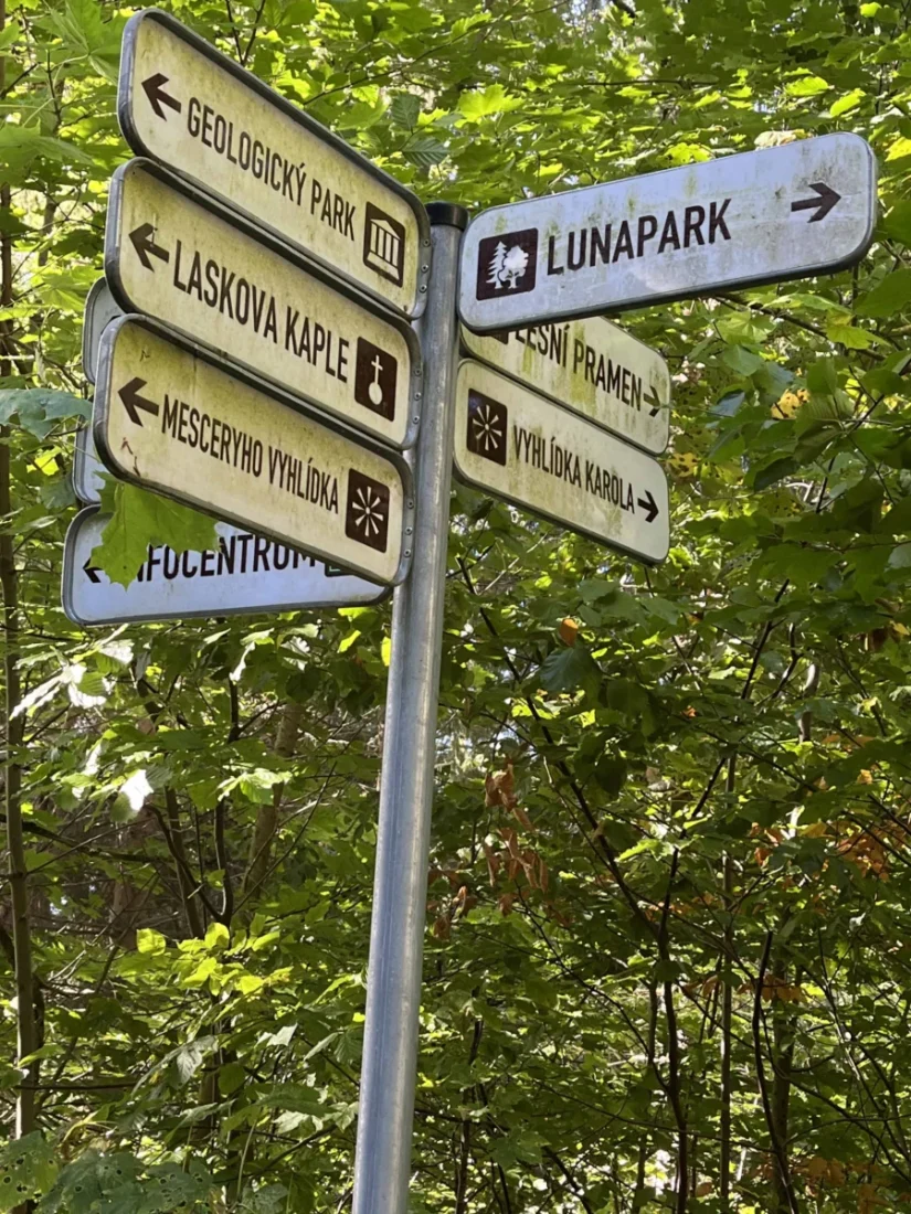 Tento rozcestník mne inspiroval k odpolední procházce.