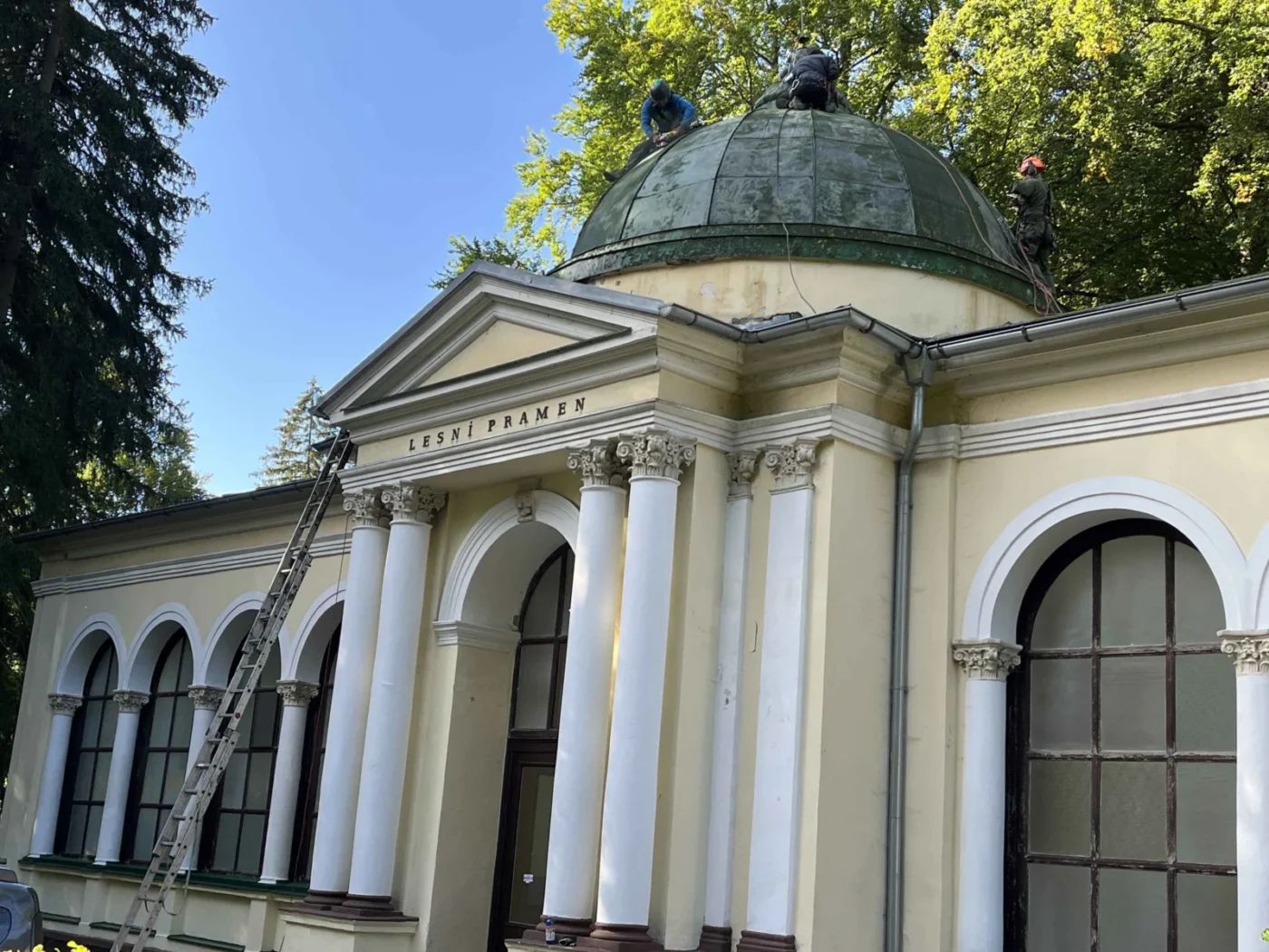 Na střeše Lesního pramene se pilně pracovalo.