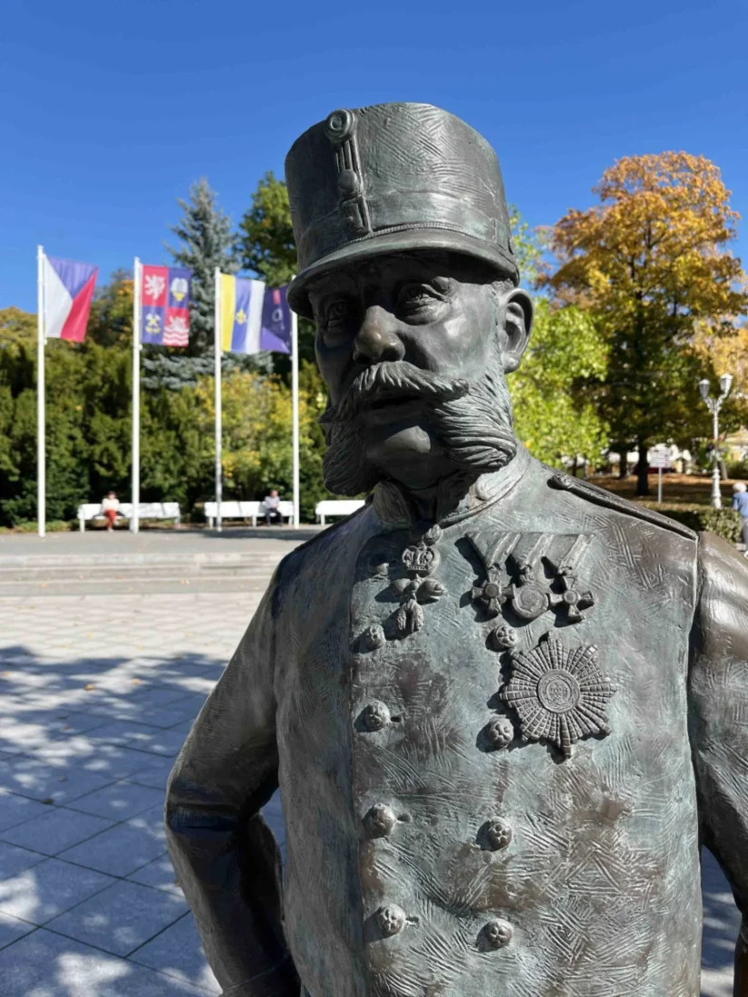 Sochy rakouského císaře Františka Josefa I. a anglického krále Eduarda VII. připomínají jejich setkání v Mariánských Lázních 16. srpna 1904.