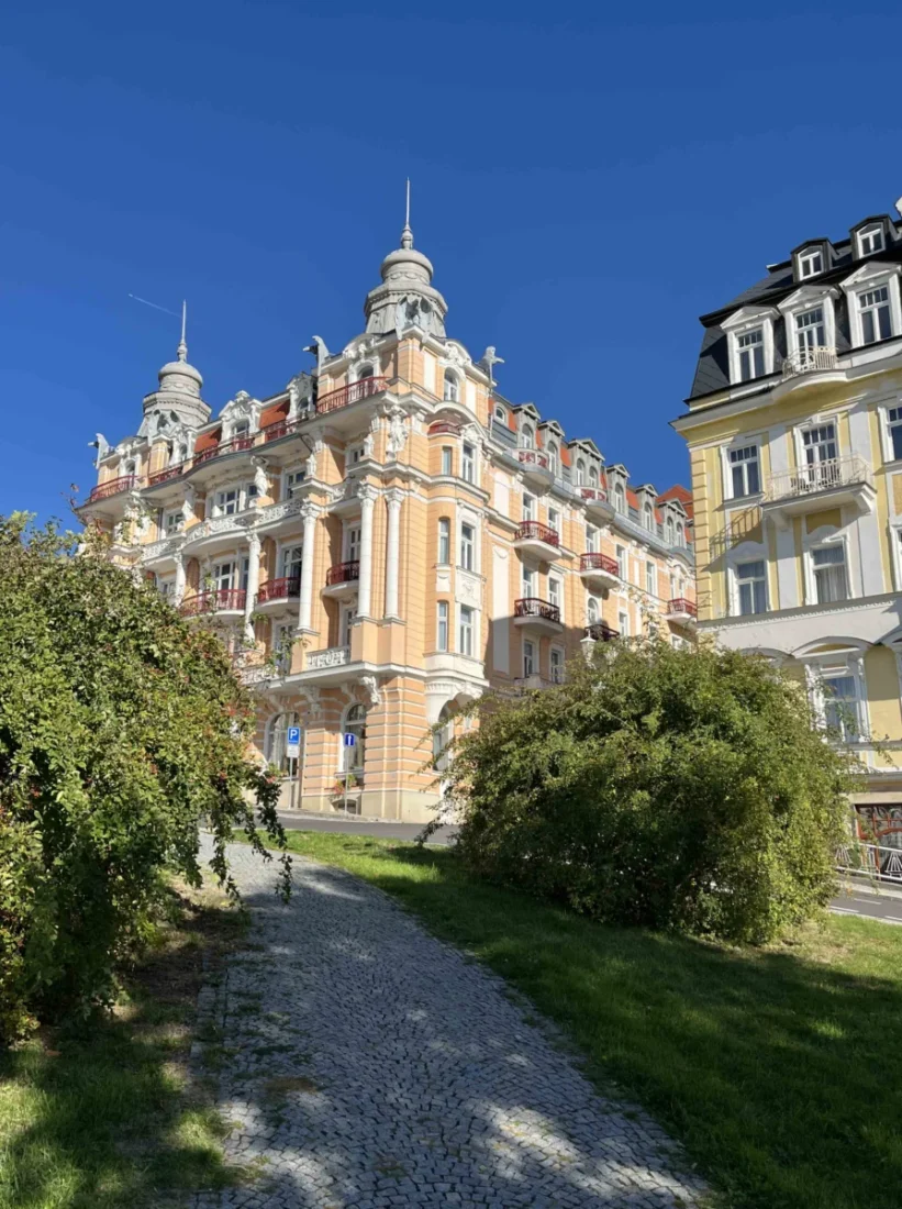 A zpět po červené značce do ulic Mariánských Lázní. 