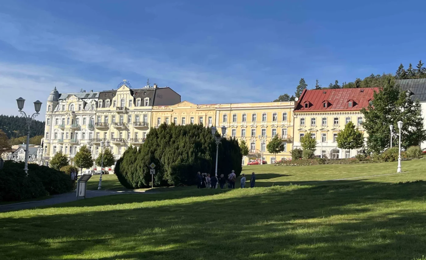 A zpět po červené značce do ulic Mariánských Lázní. 