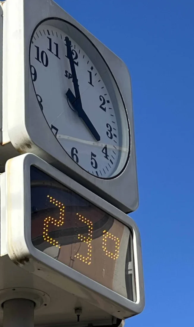 Teploměr dnes odpoledne ukazoval 23 stupňů. 