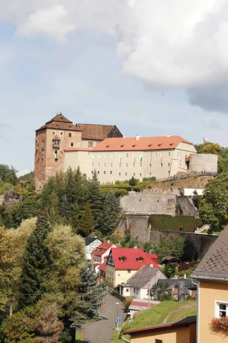 Jak jsem valila od zaparkovaného auta, tak jsem udělala i pár cvaků zámku a hradu Bečov nad Teplou.
