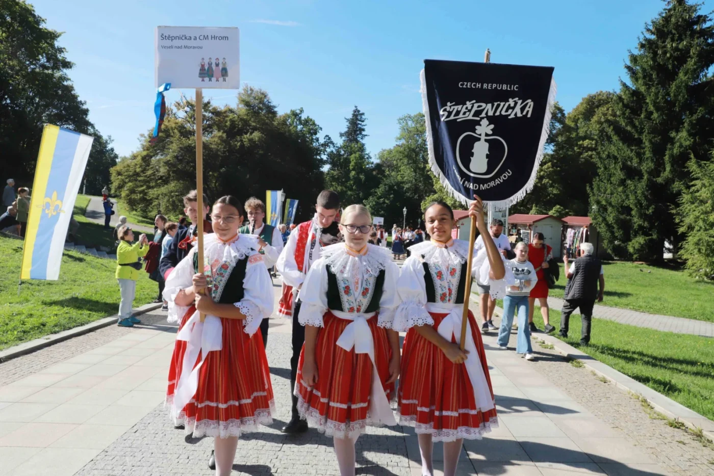 Štěpnička z Veselí nad Moravou v doprovodu cimbálové muziky Hrom.