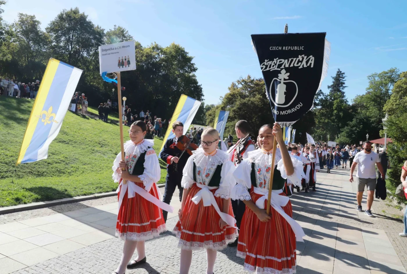 Štěpnička z Veselí nad Moravou v doprovodu cimbálové muziky Hrom.
