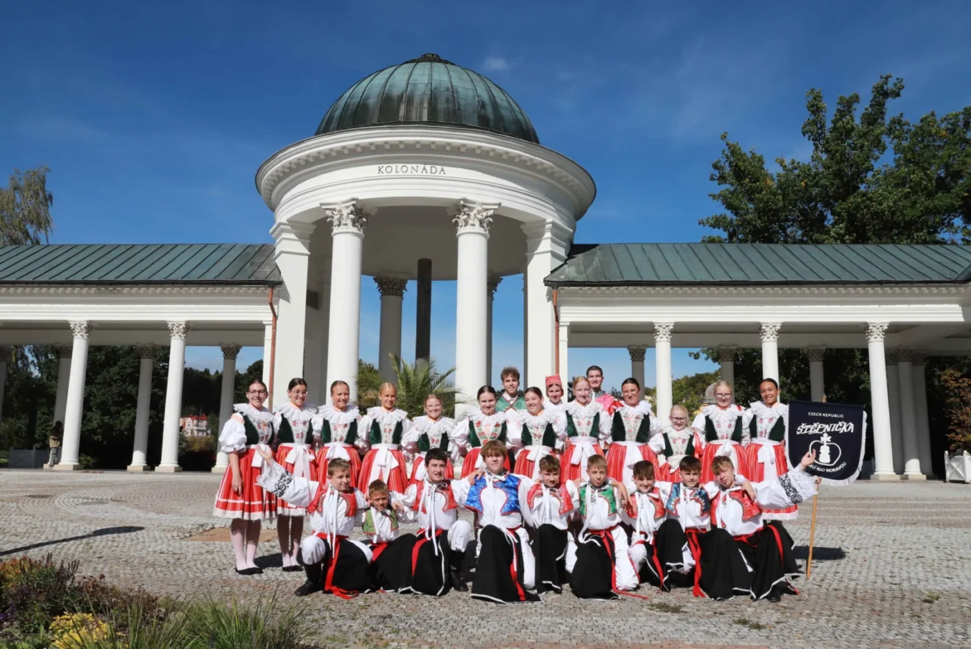 Společný snímek Štěpničky a cimbálové muziky Hrom.