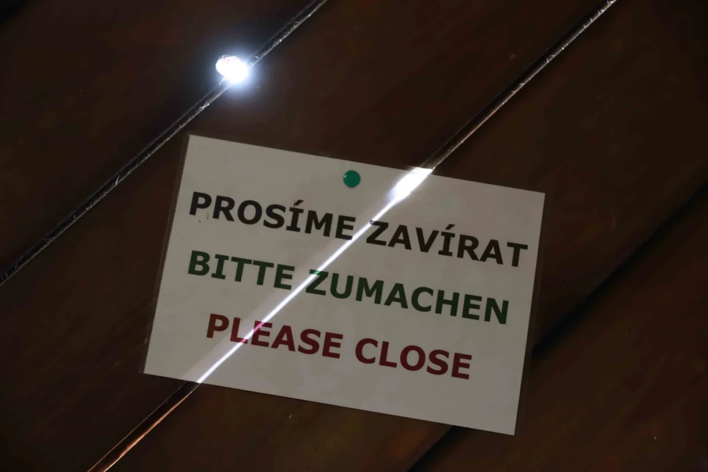 Vyhlídková okna jsou dřevěná a zavírají se na petlice.