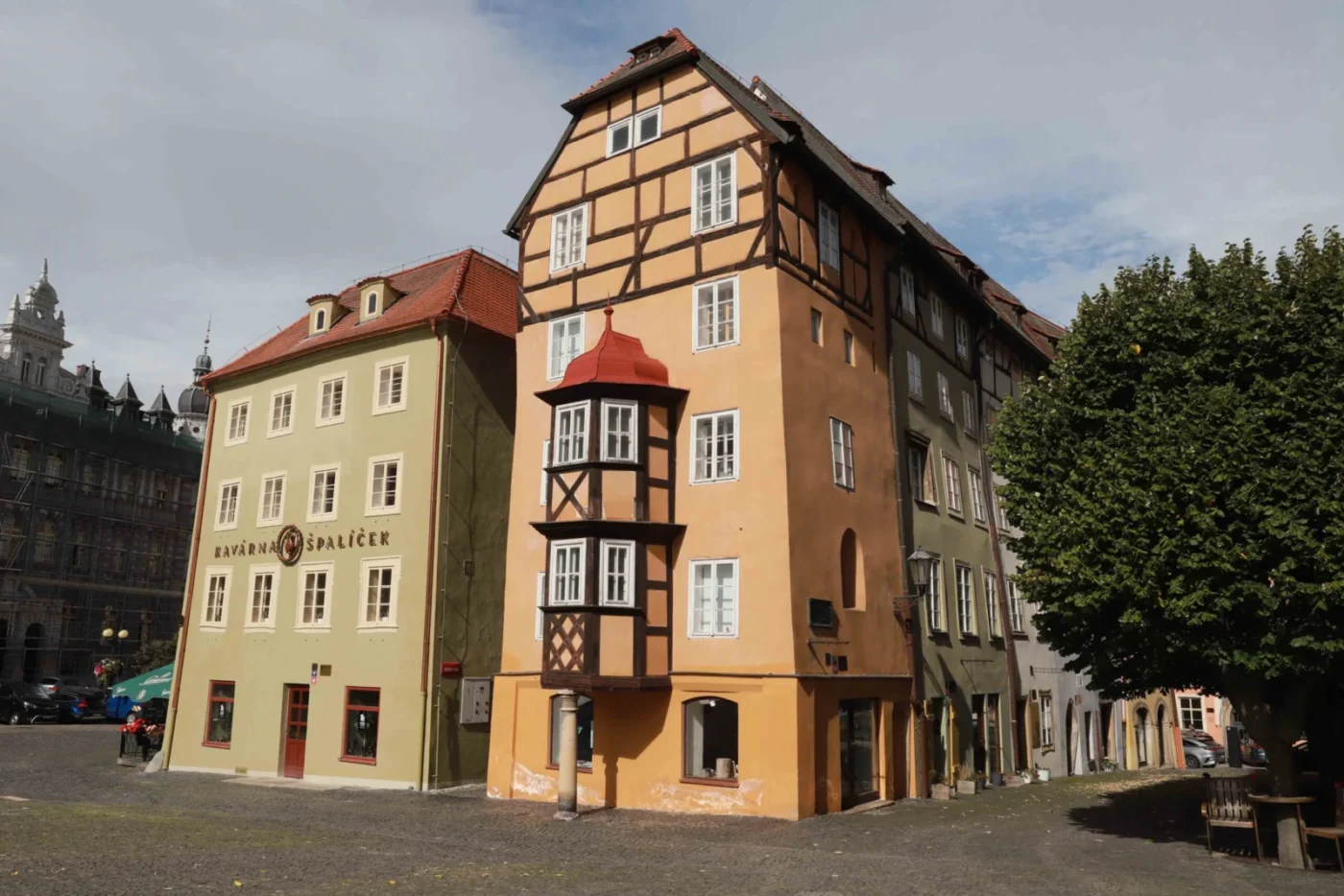 Tzv. Špalíček tvoří jedenáct různě barevných domů.